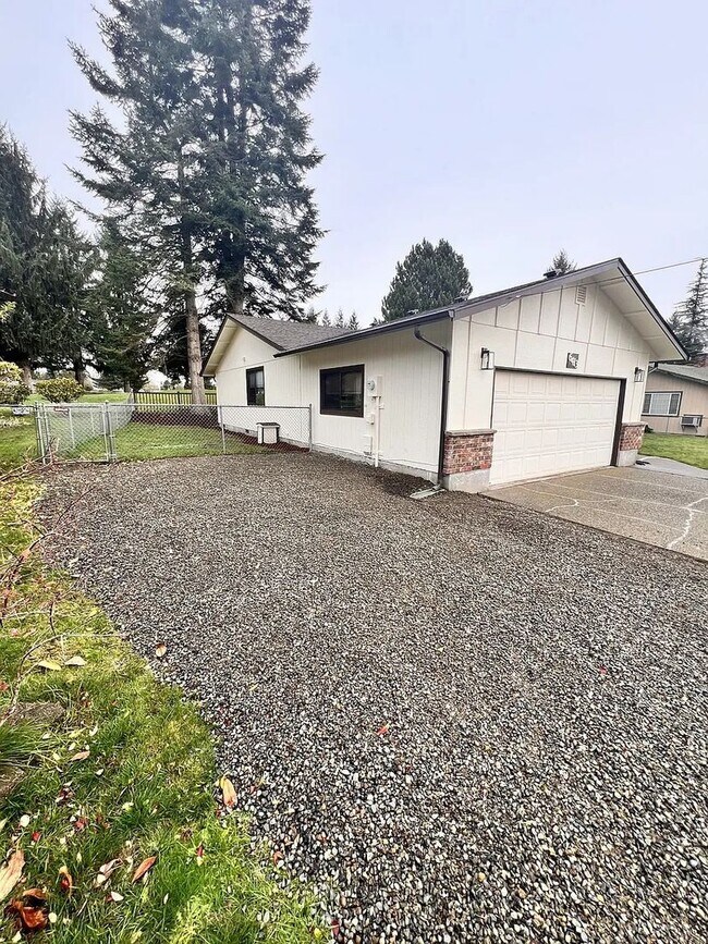 Foto del edificio - Rambler Golf Course View 3bd 2bath Avail. March 6th