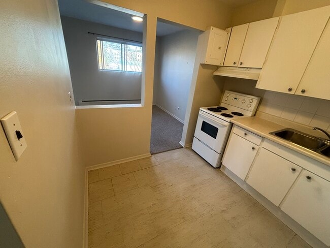 Building Photo - 10 Esson St