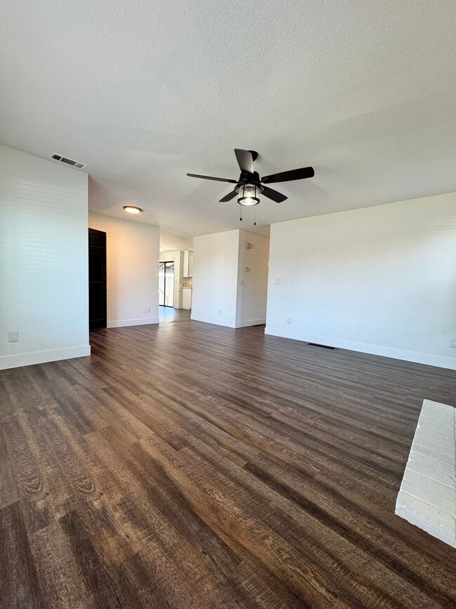Building Photo - Available now! 3 Bed/2 Bath Home
