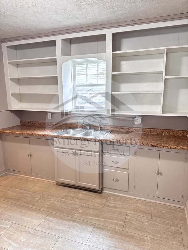 Building Photo - Spacious Cape Cod