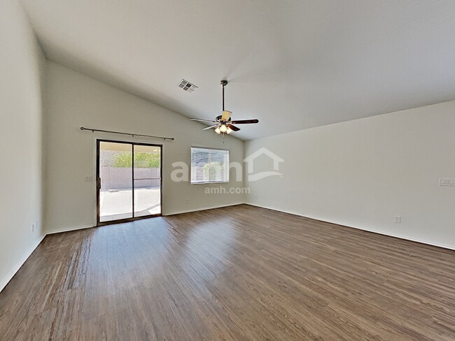 Foto del edificio - 10525 W Hughes Dr