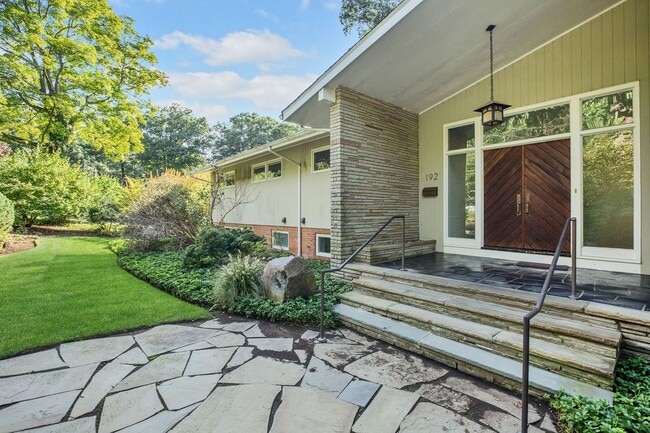 Building Photo - 192 Stonehurst Dr