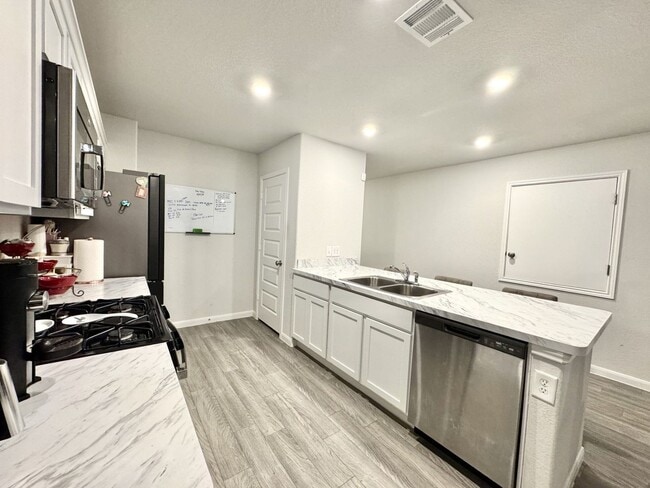 Building Photo - Stunning 4-Bedroom Home in Cleveland - Spa...