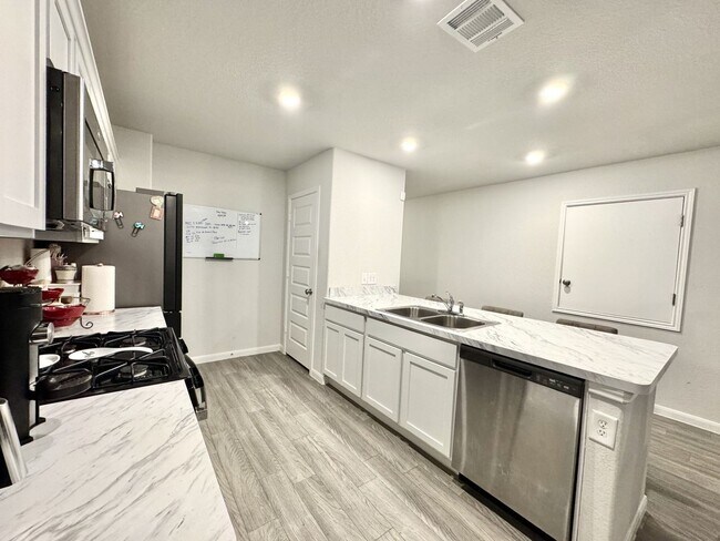 Foto del edificio - Stunning 4-Bedroom Home in Cleveland - Spa...