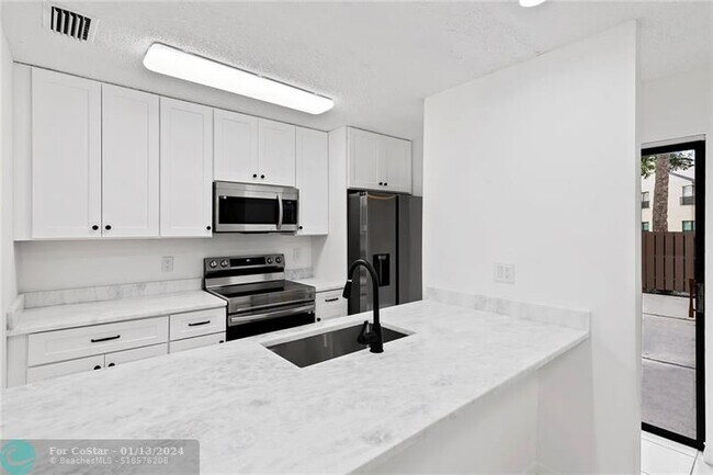 Building Photo - 3917 Cocoplum Cir