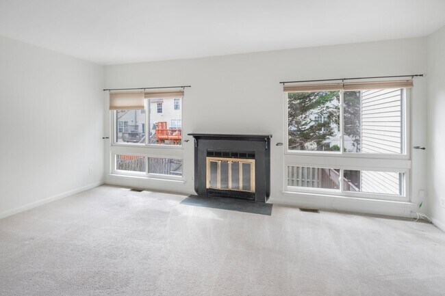 Foto del edificio - Cozy 3 BR/3.5 BA Townhome in Greenbelt!