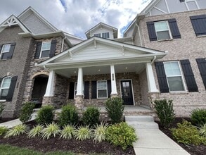 Building Photo - 728 Hahn Ct