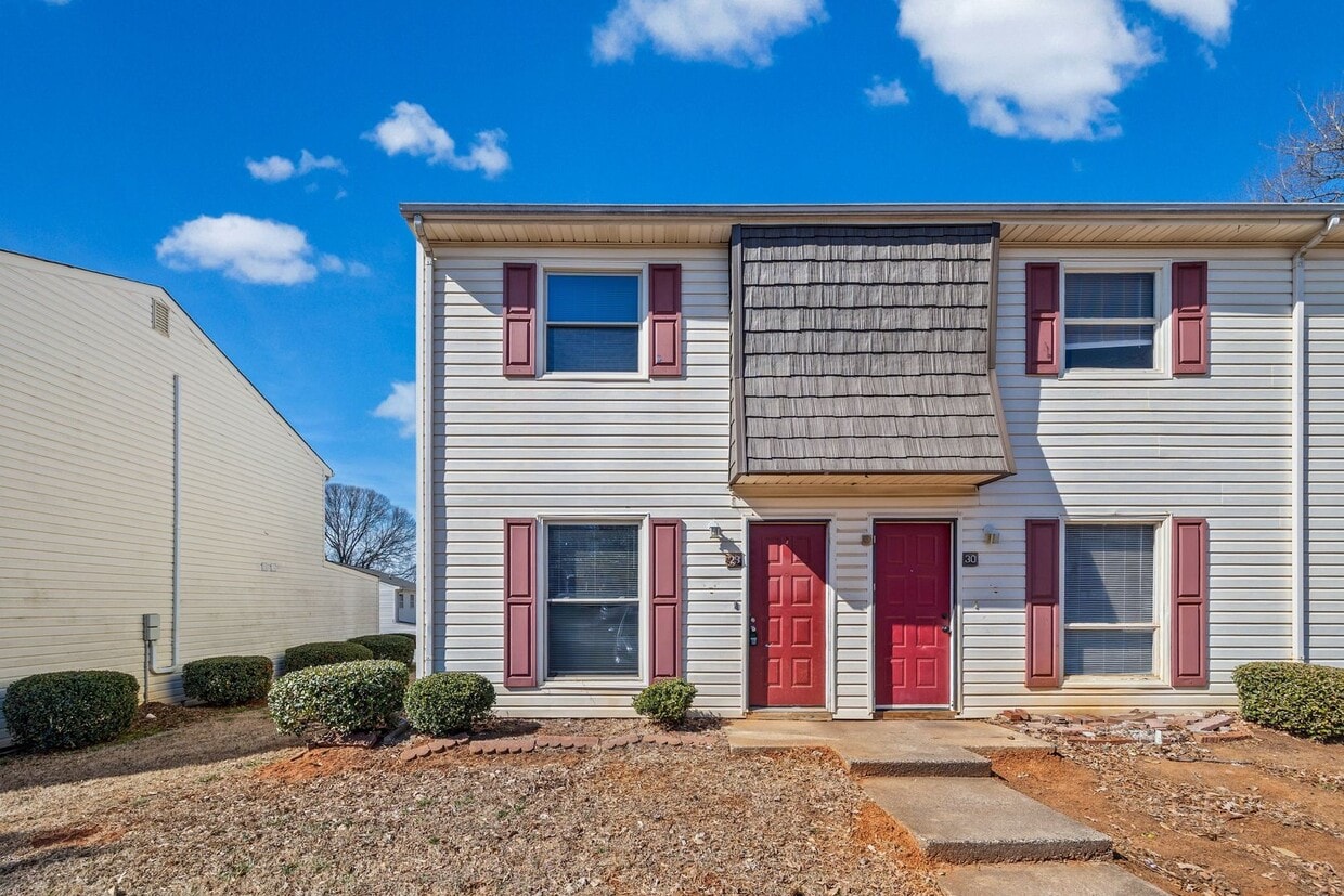 Lovely 2-Bed, 1.5 Bath Townhome in Quail Run of Charlotte! - Lovely 2-Bed, 1.5 Bath Townhome in Quail Run of Charlotte!