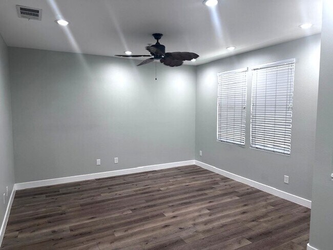 Building Photo - Very Nice Townhome!