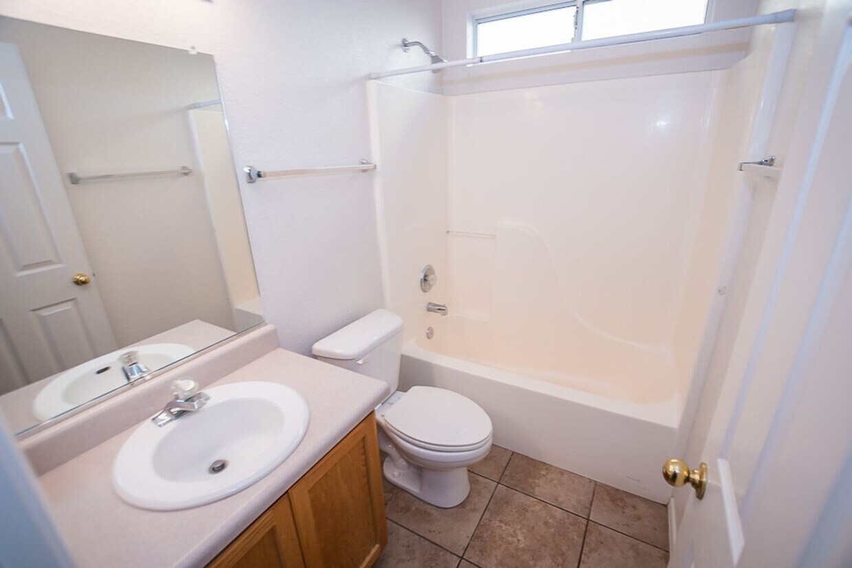 Beautiful Patio Home! 3 Bedrooms, 2 Bath, Split Floor Plan, Central A/C with 2 Car Garage - Beautiful Patio Home! 3 Bedrooms, 2 Bath, Split Floor Plan, Central A/C with 2 Car Garage