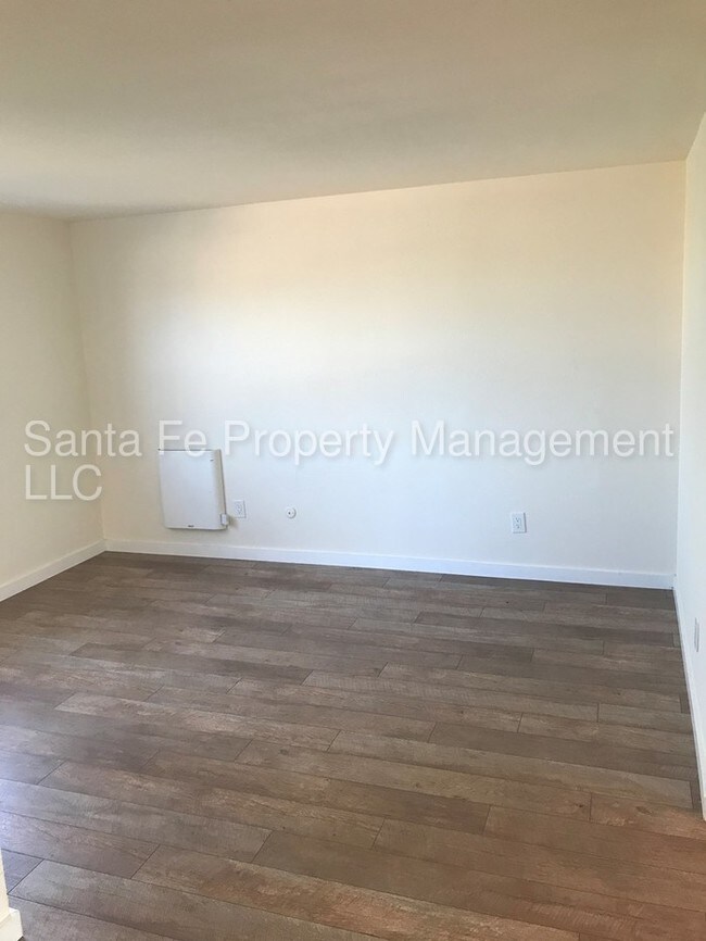 Building Photo - Newly Refurbished Apartment available now!