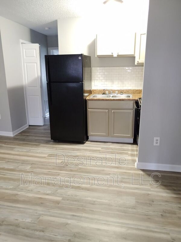 Foto del edificio - 15910 Warwick Blvd
