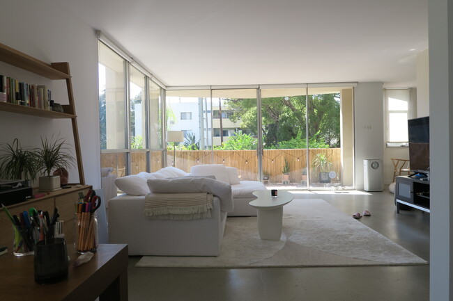 Building Photo - 4455 Los Feliz Blvd