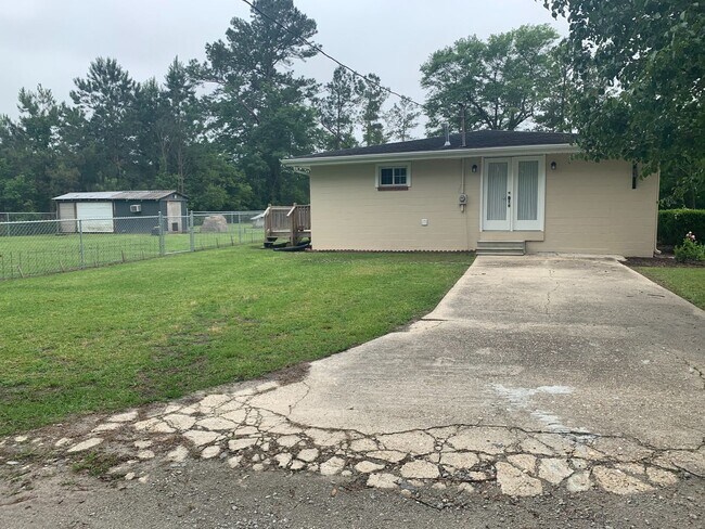 Building Photo - AVAILABLE August 2025! 3 Bedrooms/1 1/2 Ba...