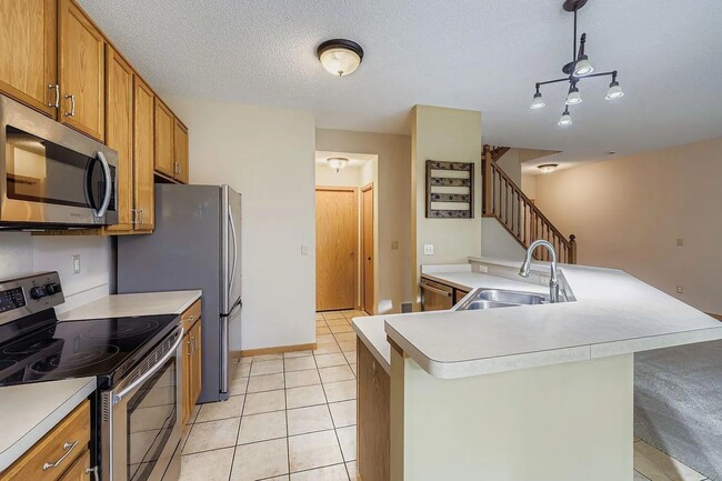 Building Photo - Rare 3bed 3bath Townhome in Rosemount