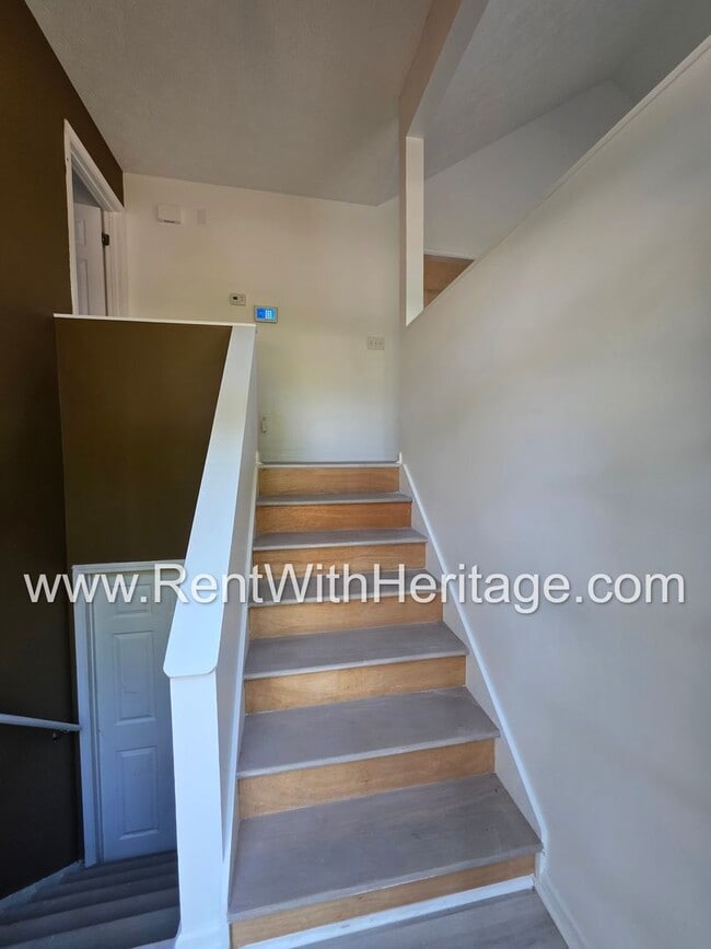 Foto del edificio - Amazing 3 Bedroom/ 2 Bath Home / Semi Finished Basement /  Exercise Room or Flex Room / Beautiful...