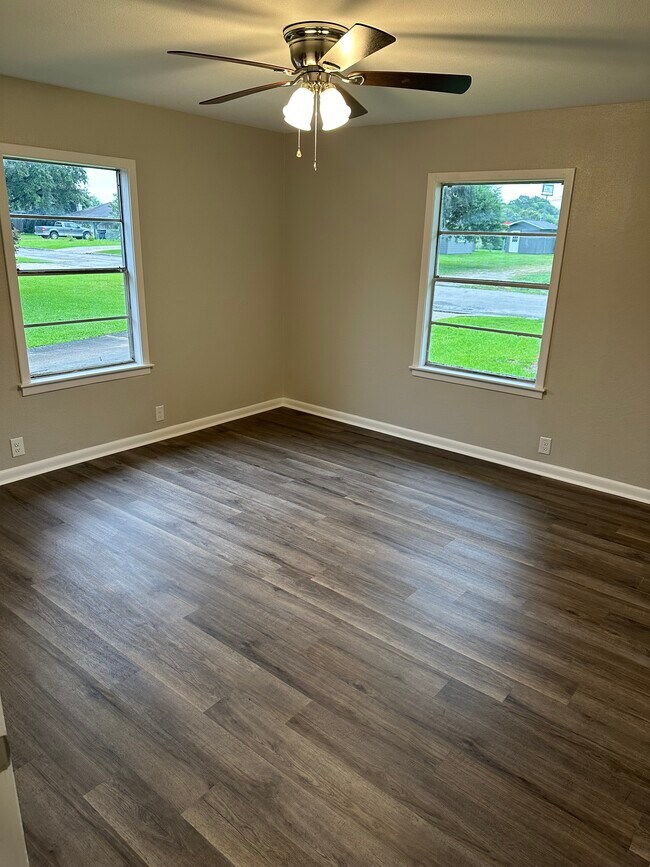 Building Photo - 5303 W Groves Cir