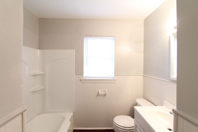 Foto del edificio - New On the Market - South Eastlake - Newly...