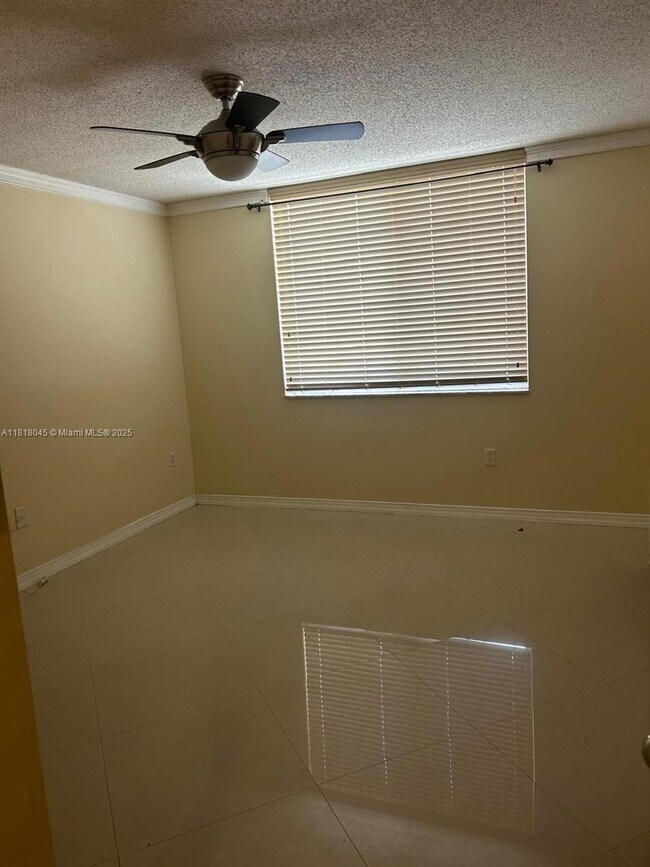 Foto del edificio - 4812 N State Rd 7