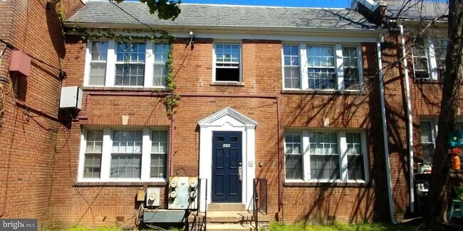 Building Photo - 1616 17th Plz SE