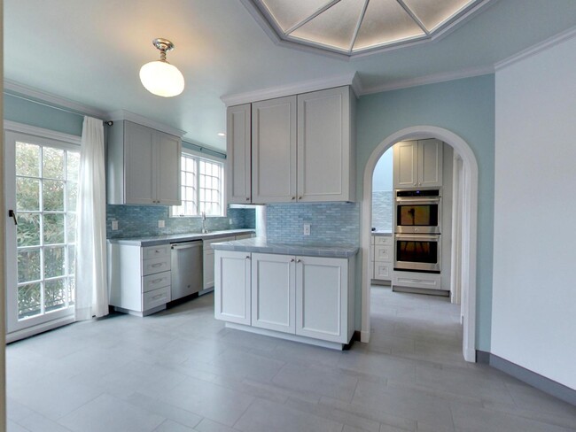 Foto del edificio - Spacious Four Bedroom Home in Lone Mountain