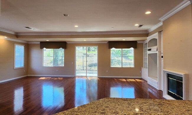 Building Photo - Beautiful 4BD, 2.5BA, Four Seasons at Heme...