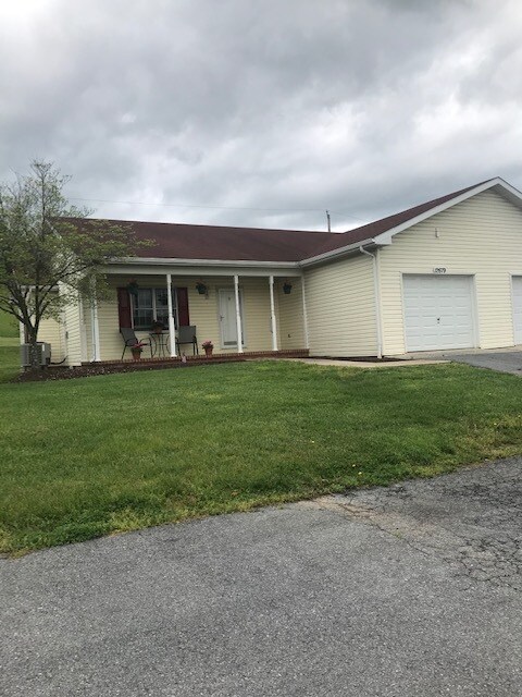 Building Photo - 12679 Back Creek Valley Rd