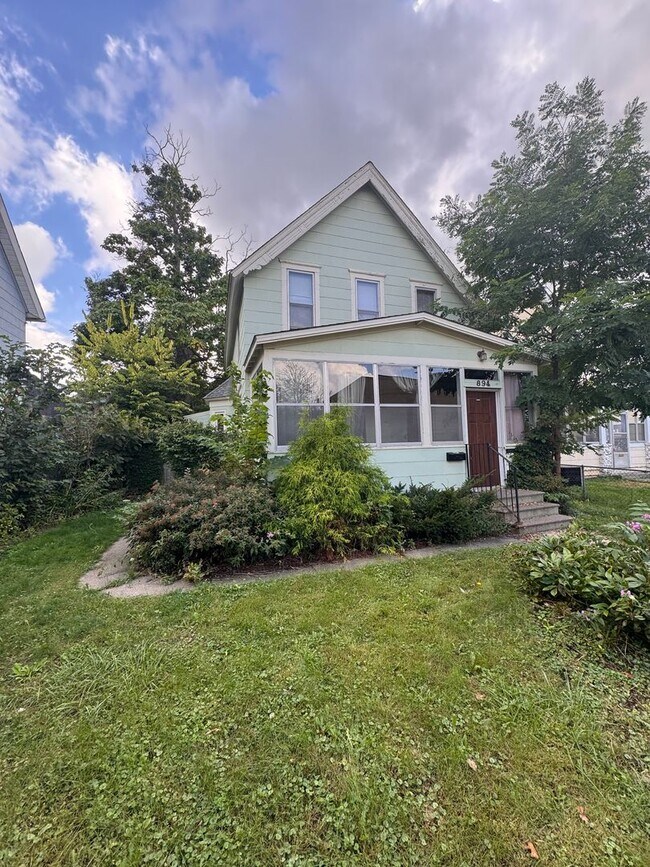Building Photo - 894 Beech St