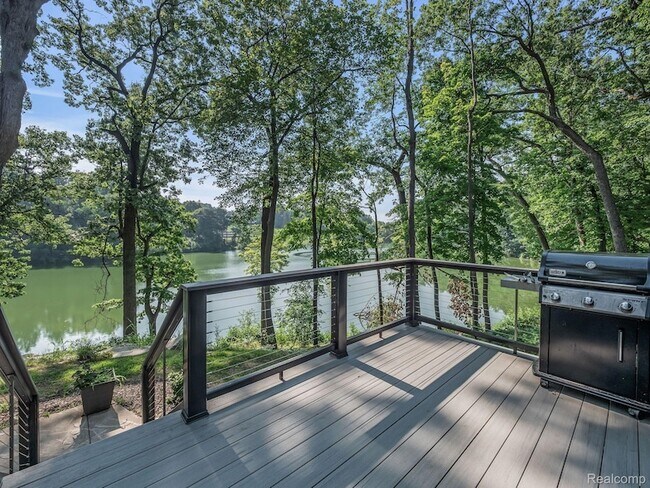 Foto del edificio - 3511 Lakecrest Dr
