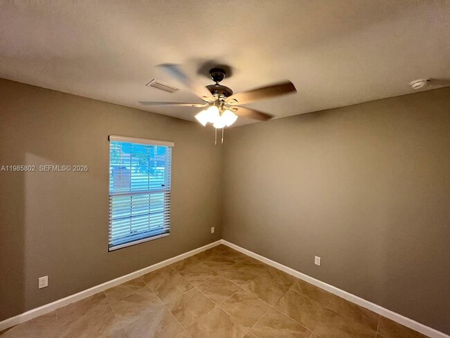 Building Photo - 682 NW Floresta Dr