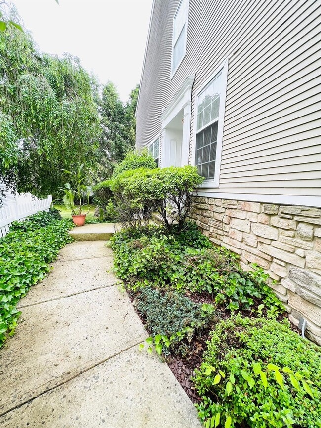 Building Photo - 1806 Dahlia Cir