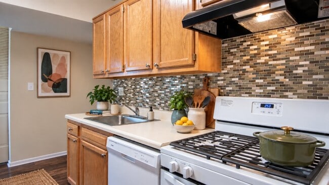 Building Photo - Carriage Hill Apartment Homes
