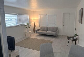 Building Photo - 1638 Plunkett St