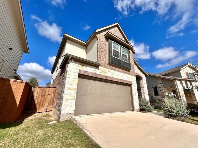 Foto del edificio - Inviting 4-Bed, 2.5-Bath Home with High Ceilings and Covered Deck