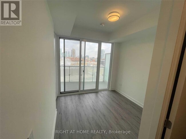 Building Photo - 15 Queens Quay E