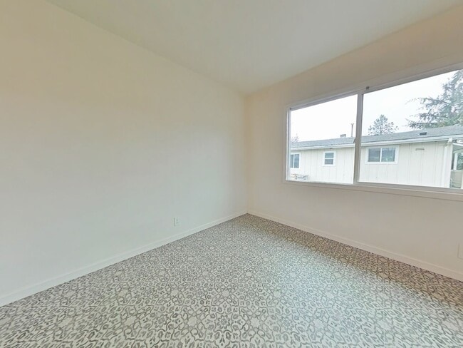 Building Photo - 2 Bedroom Duplex ~ Close to 9th Street