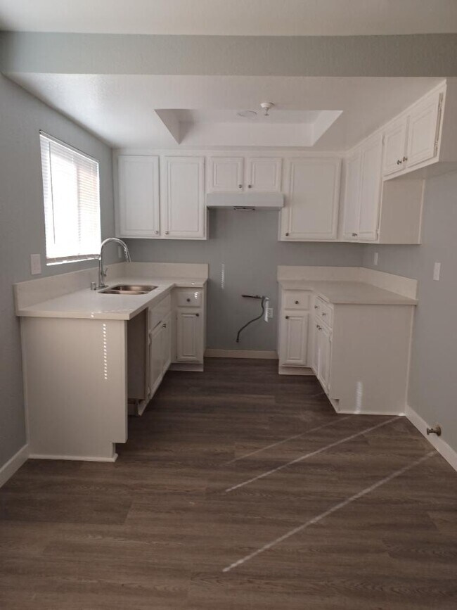 Foto del edificio - 4461 W. 132nd St