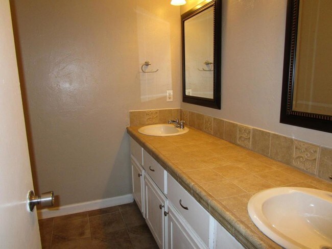 Building Photo - 6723 SW Chaucer Dr