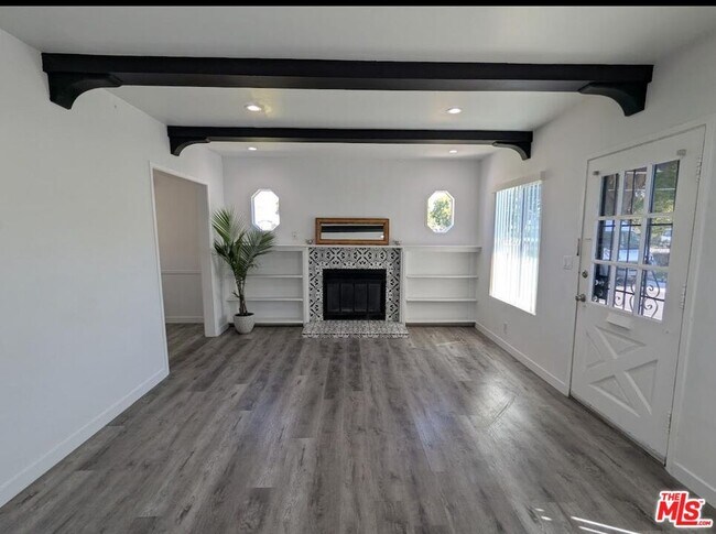 Foto del edificio - 18820 Roscoe Blvd