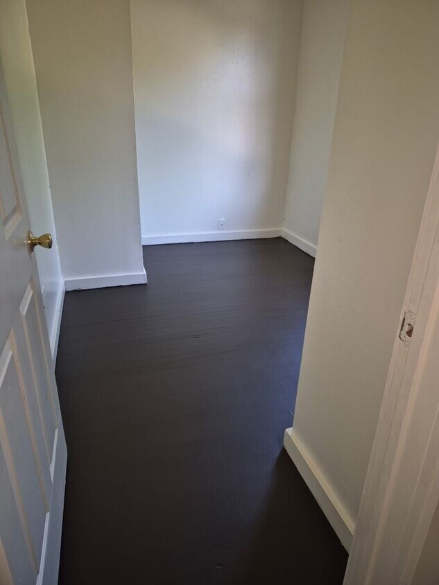 Foto del edificio - Spacious 4-Bedroom Upper Duplex with Yard