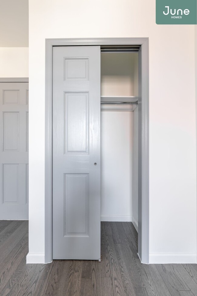 Building Photo - Queen room in 4-bed/2.0-bath Home