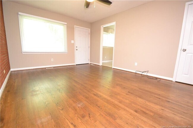Foto del edificio - 5131 Lundy Dr