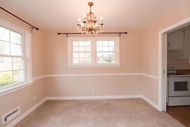 Foto del edificio - Spacious Brick Rancher in the heart of Tuckahoe in Westend!