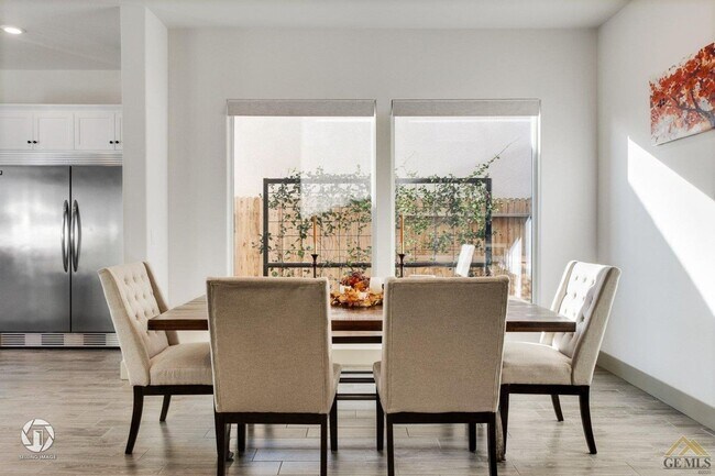 Building Photo - Exquisite three-bedroom, two-bathroom mode...