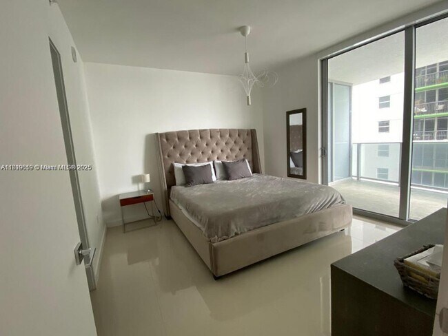 Foto del edificio - 488 NE 18th St