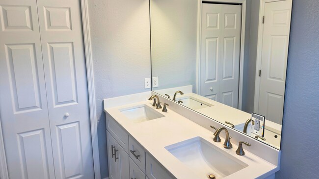 Foto del edificio - 702 Broadway Ave