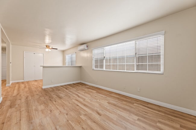 FAMILY ROOM/LIVING ROMM - 9226 Palm St