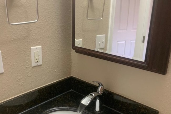 Foto del edificio - 1225 SE Main St