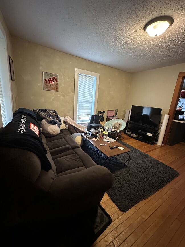 Foto del edificio - Amazing 3 Bed 1 Bath near UWEC! Available June 1st