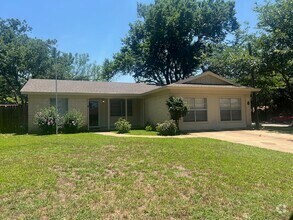 Building Photo - 2218 Clover Park Dr